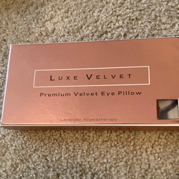LUXE VELVET Premium Soothing Lavender Infused Eye Pillow Mask - Picture 1 of 6